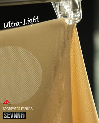 Tejido Lycra de 135 gramos de peso ligero con 158 cm de ancho y 45% de nylon + 55% de composición Lycra para una comodidad superior